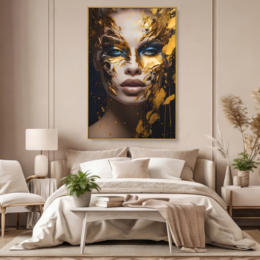 Tablou canvas cu tablou canvas cu portret de femeie si foita de aur, in rama de aluminiu auriu, pe perete intr-un dormitor